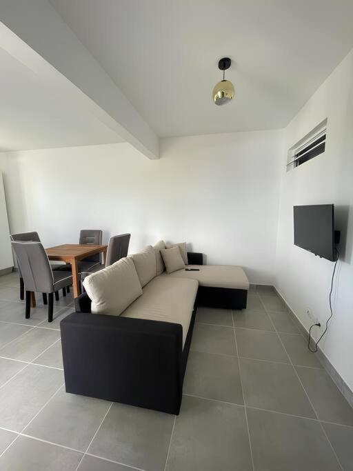 Bas De Villa F2 Neuf Avec Terrasse Et Piscine Le Diamant Dış mekan fotoğraf
